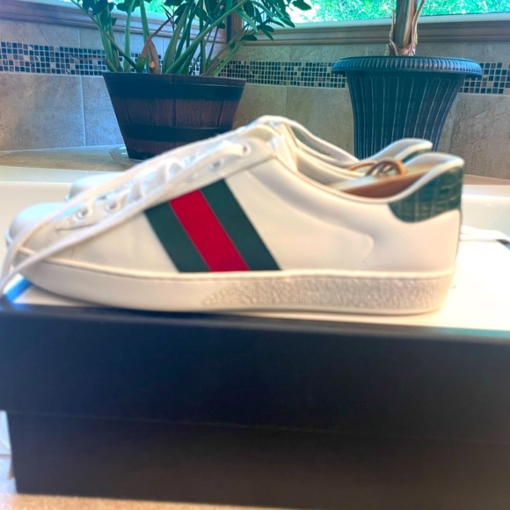 Perfect condition. Gucci 7 so US 7.5. I’m a US 8. Runs big. Fit me fine.